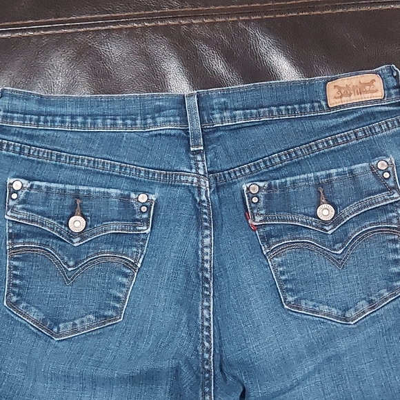 506 Straight Leg Levi's - Picture 3 of 3